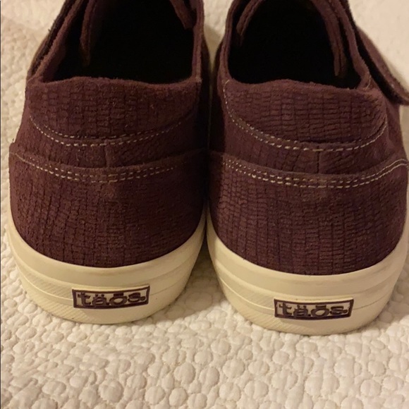 Taos Soul Sneaker Bordeaux Emboss Suede Sz 10 NWOT - Picture 4 of 8